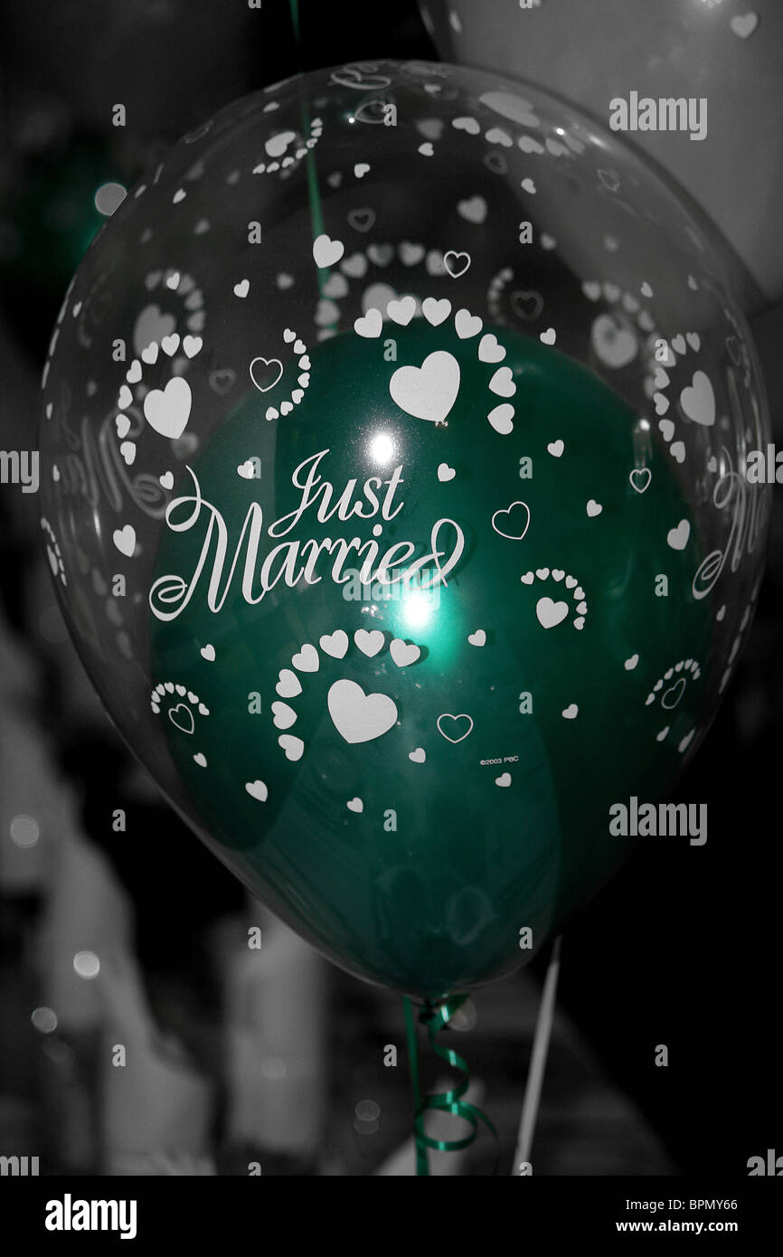 Ein Foto von einem Smaragd grüne Hochzeit Ballon in eine klare Just Married Hochzeit Ballon Stockfoto