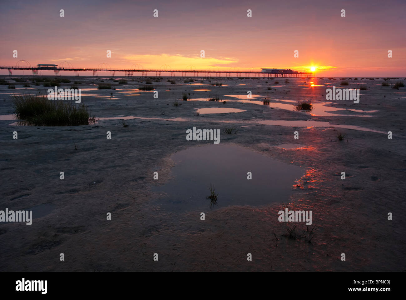 Horizontale Foto von Southports Pier bei Sonnenuntergang Stockfoto