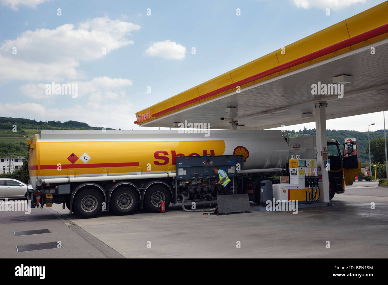 Luxemburg, Europa. Shell Öl-Tanker eine Tankstelle Benzin bereitzustellen Stockfoto