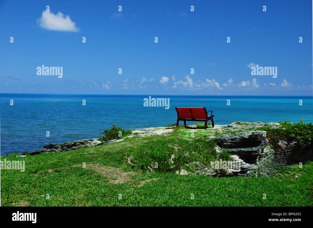 Eine einsame Bank sitzt auf Daniels Kopf Strand, Bermuda Stockfoto