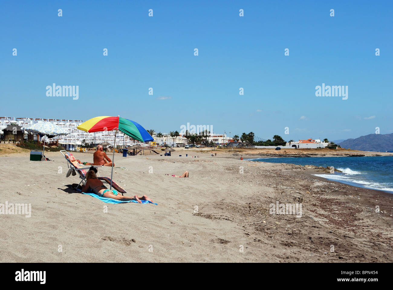 Urlauber am Strand, Mojacar, Costa Almeria, Provinz Almeria, Andalusien, Spanien, Westeuropa. Stockfoto