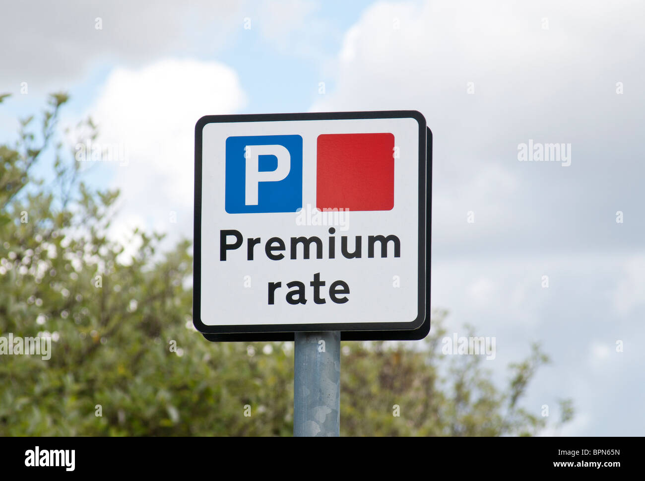 Premium Rate Parkplatz Schild Stockfoto