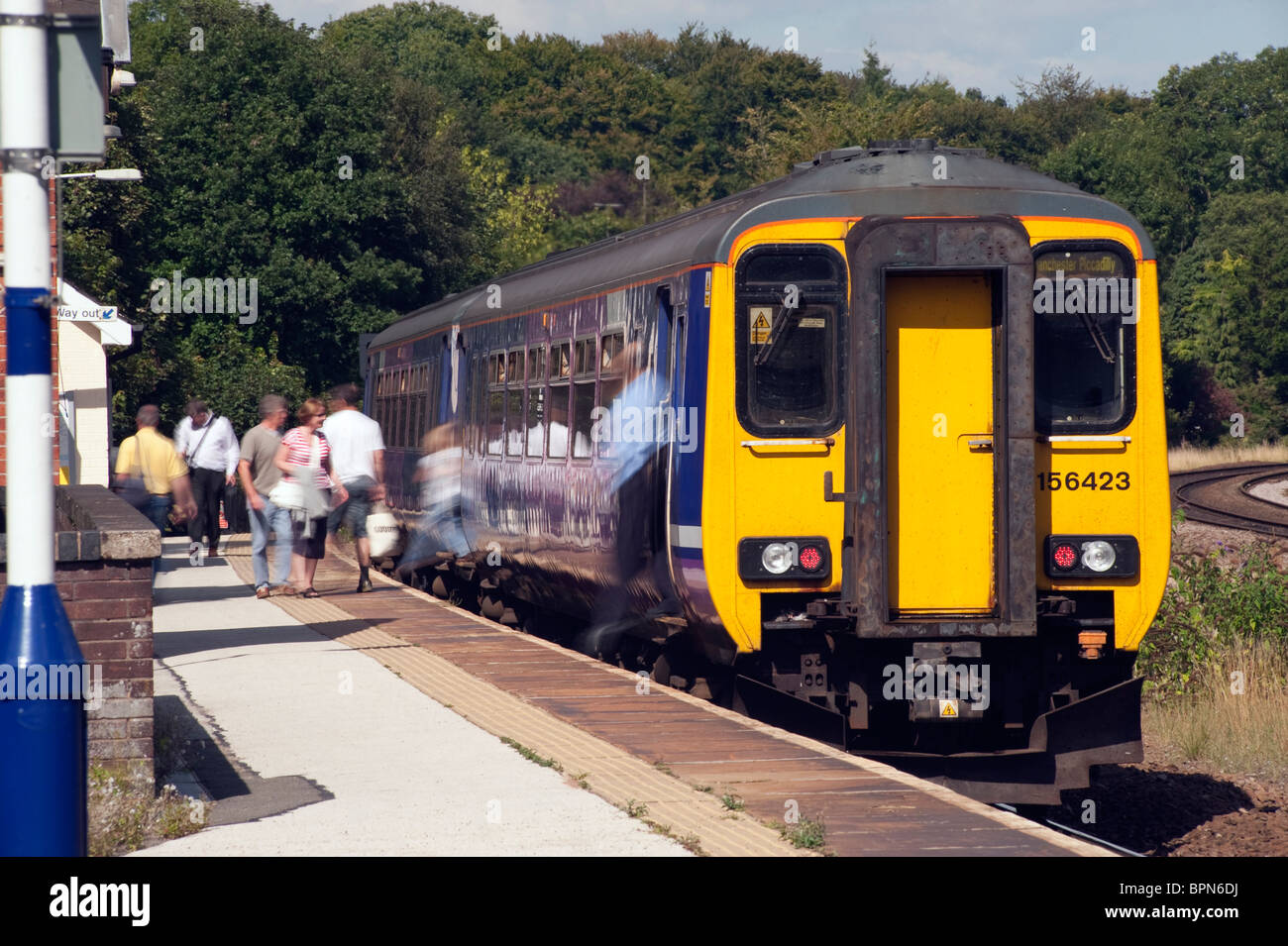 Zugreisende verlassen und einsteigen in einen Zug am Dore und Totley Bahnhof auf der Northern Line Stockfoto