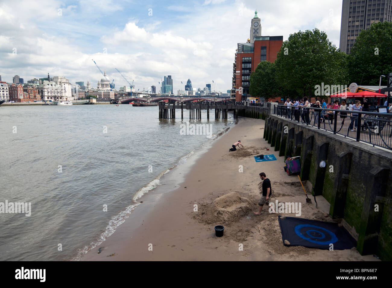 Sandskulpturen am Fluss Themse Strand in der Nähe von Gabriels Wharf, Southbank, London, England, UK. Stockfoto