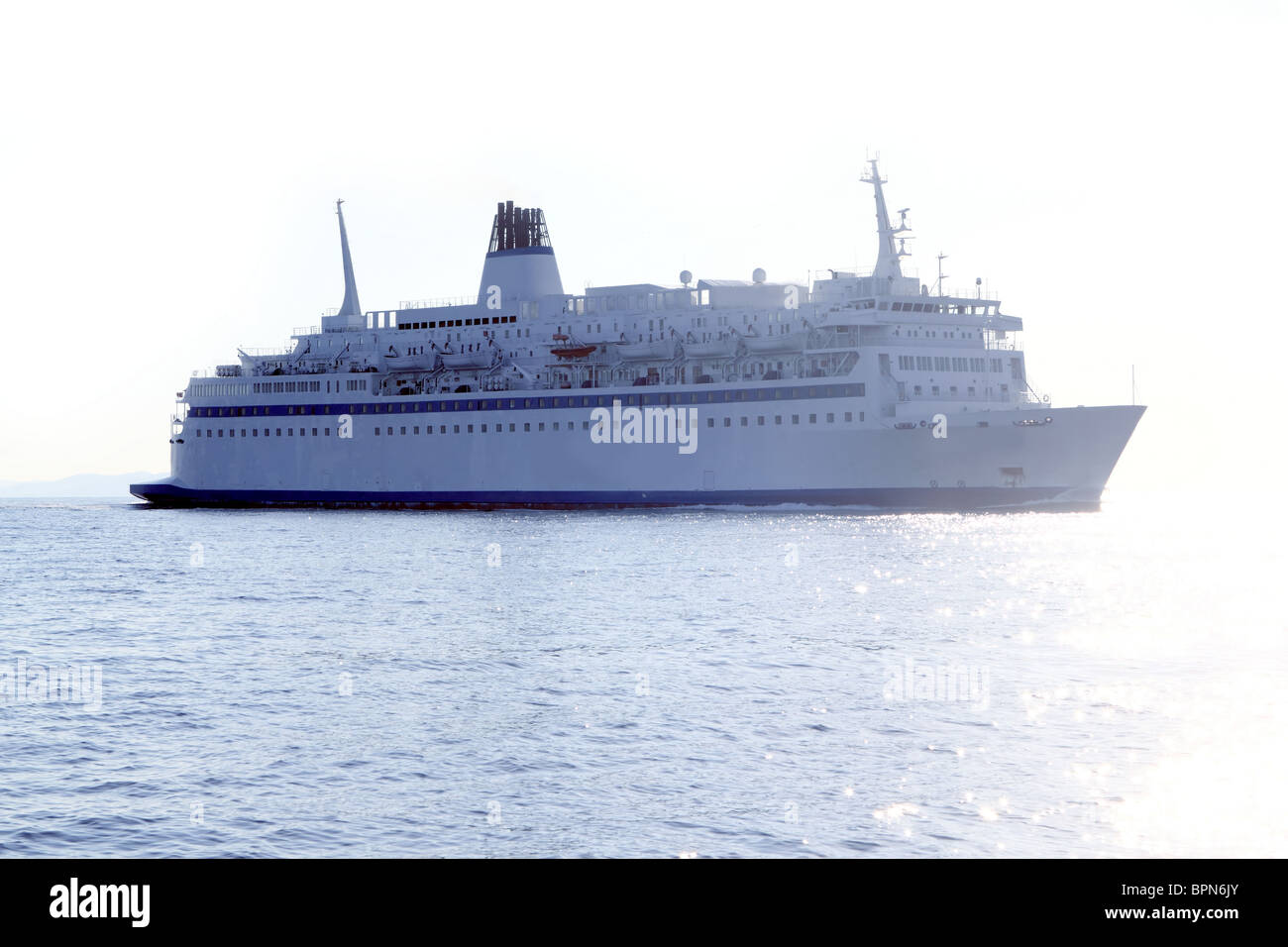 Kreuzfahrt Schiff Offshore-Reflexion Hintergrundbeleuchtung mediterranen Meer Stockfoto