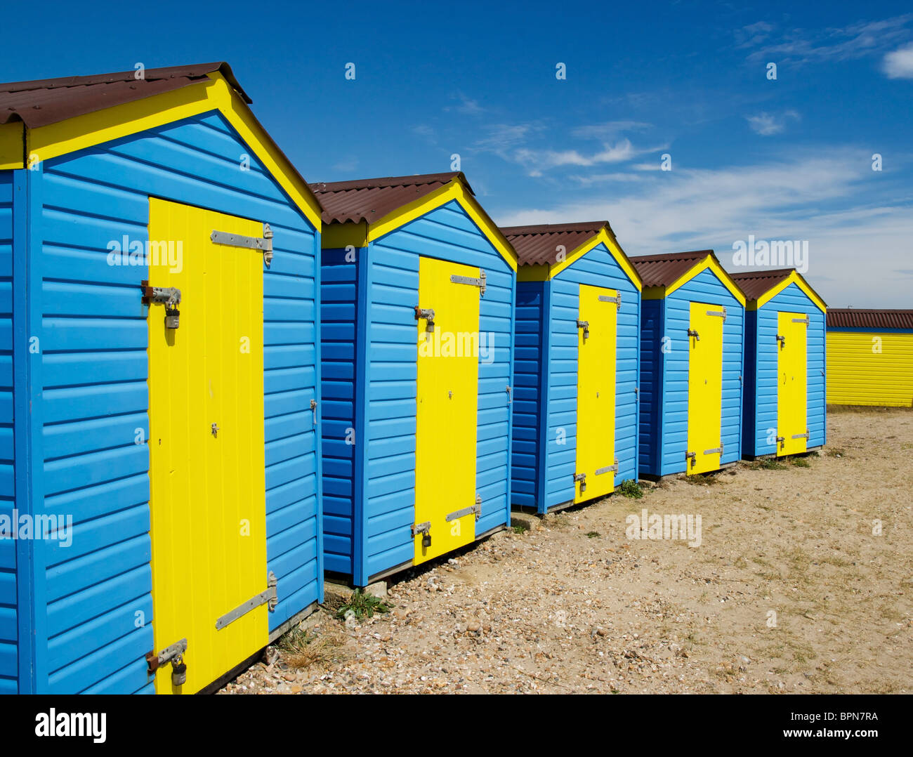 Strandhütten an Englands Südküste Stockfoto