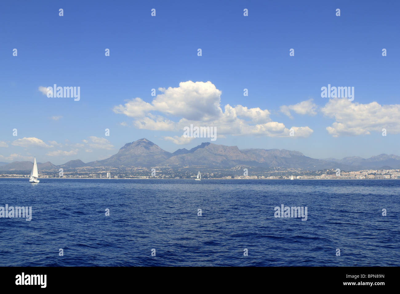 Alicante Provinz weiße Küste Segelboot segeln Mittelmeer Stockfoto