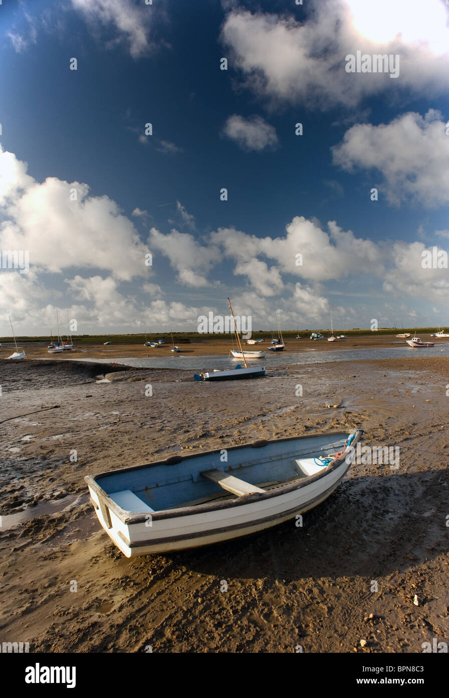 Beiboot auf Grund Brancaster Staithe Norfolk England Stockfoto