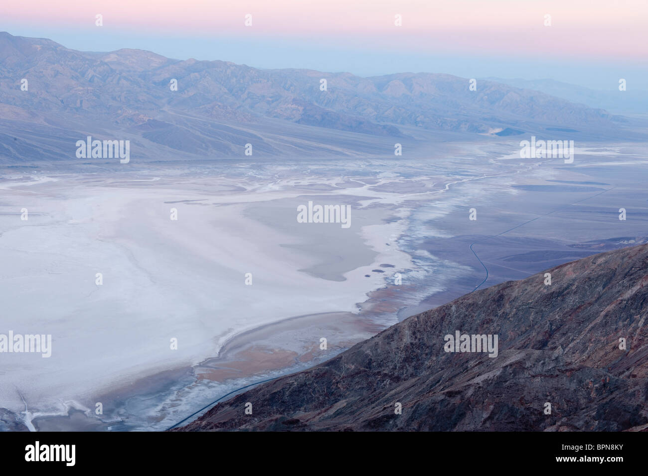 Dantes Blick auf die Salinen von Badwater, Death Valley Nationalpark, Kalifornien, USA Stockfoto