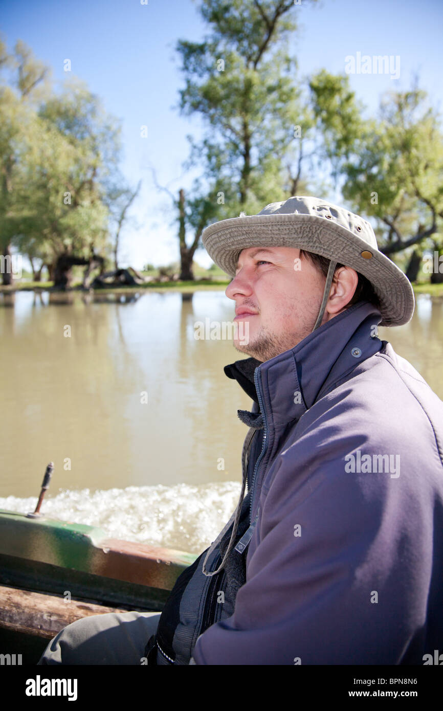 Biologen erforschen die Feuchtgebiete des Donau-Deltas in einem Boot, Rumänien. Stockfoto