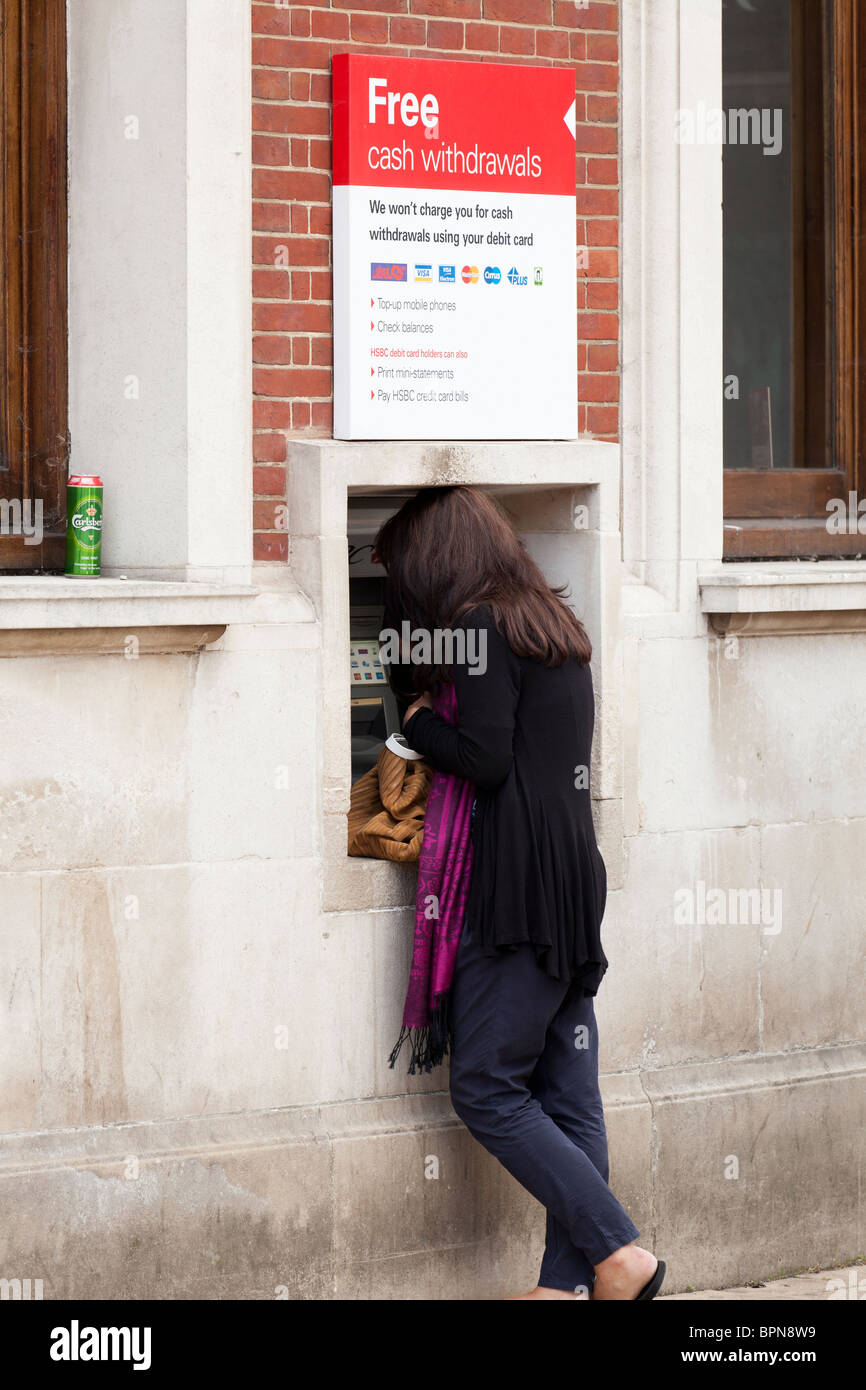 Schlange stehen und immer Geld aus Geldautomaten Loch in der Wand Geldmaschinen Stockfoto