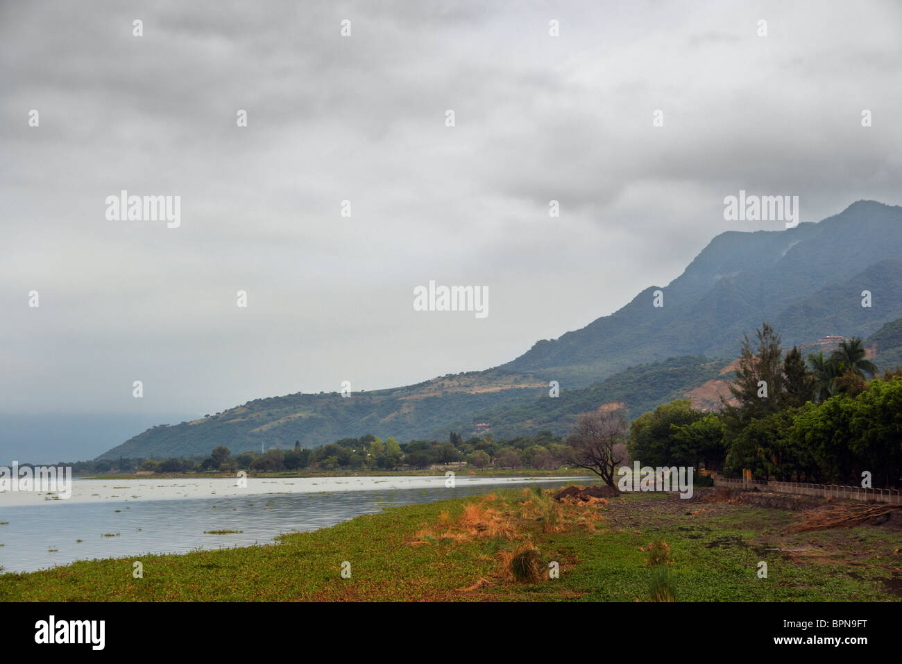 Blick nach Süden über Chapala See von der nördlichen Küste in Ajijic, Mexiko. Stockfoto