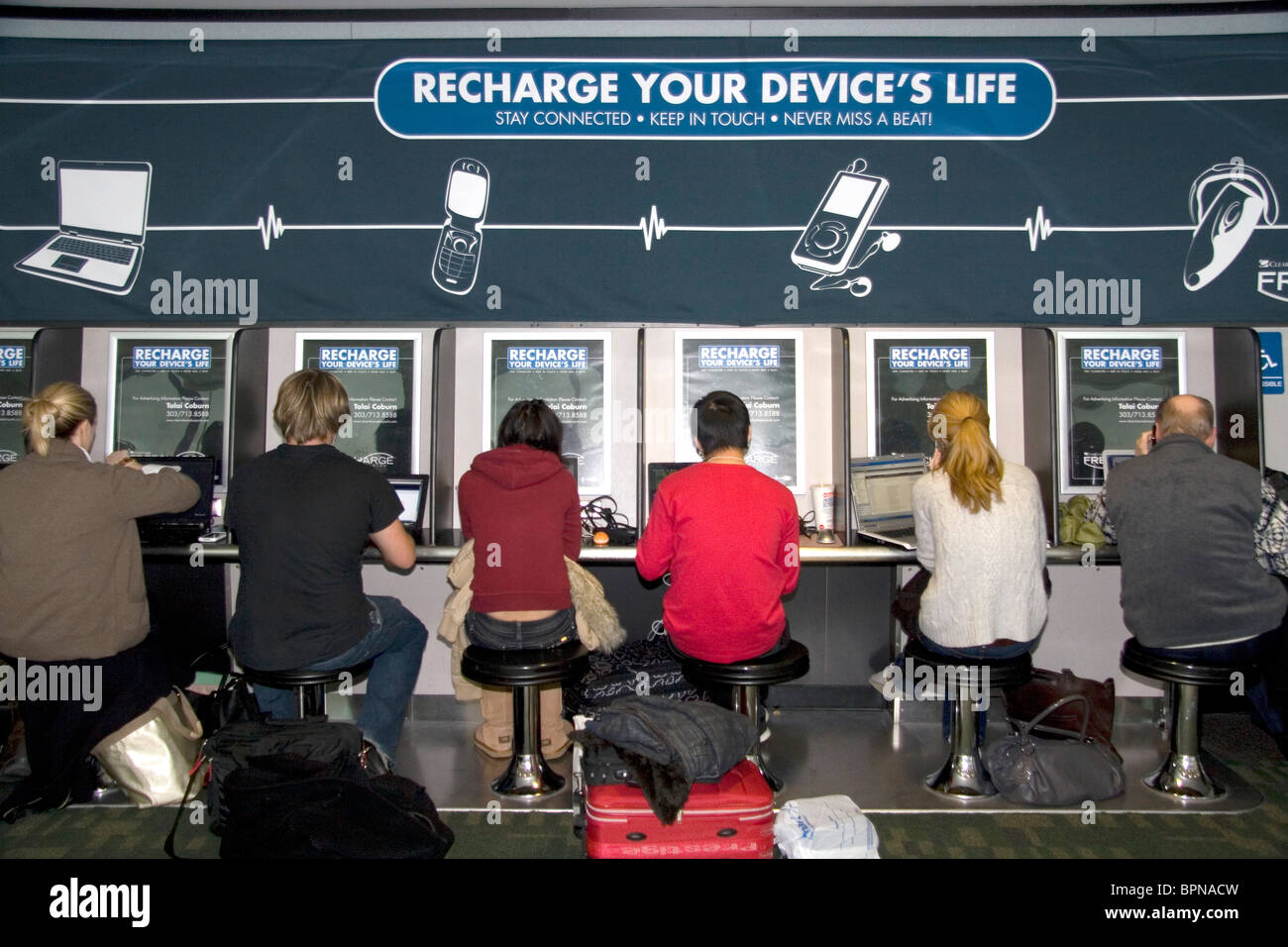Elektronisches Gerät aufladen Station am Denver International Airport, Denver, Colorado, USA. Stockfoto