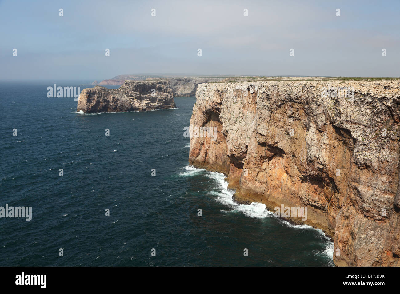 Felsige Küste der Algarve in Portugal Stockfoto