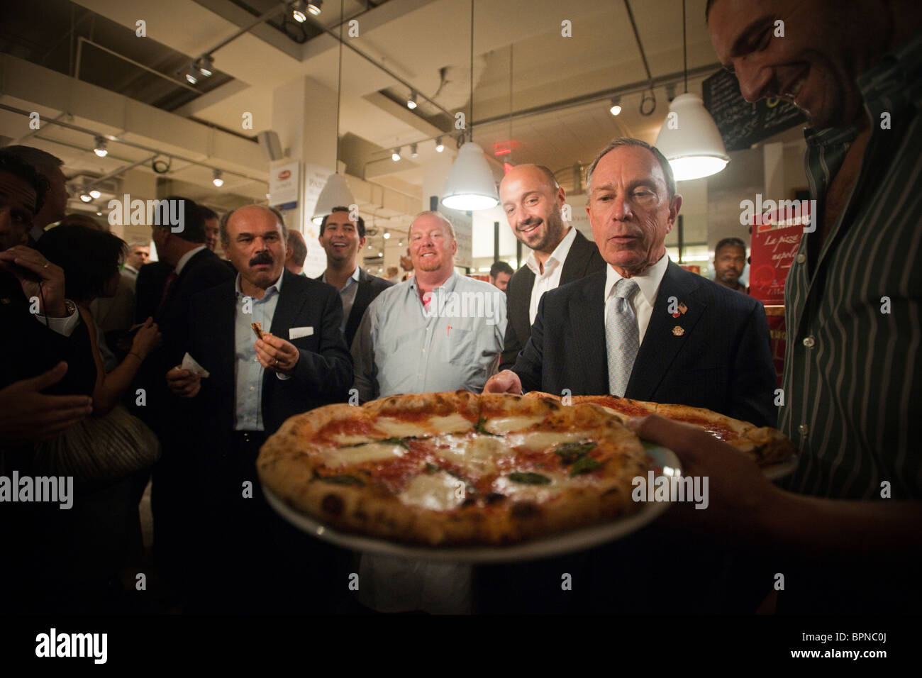 New Yorks Bürgermeister Michael Bloomberg und Mario Batali genießen Sie eine Pizza bei der Eröffnung des Eataly das italienische Essen und Weinmarkt Stockfoto