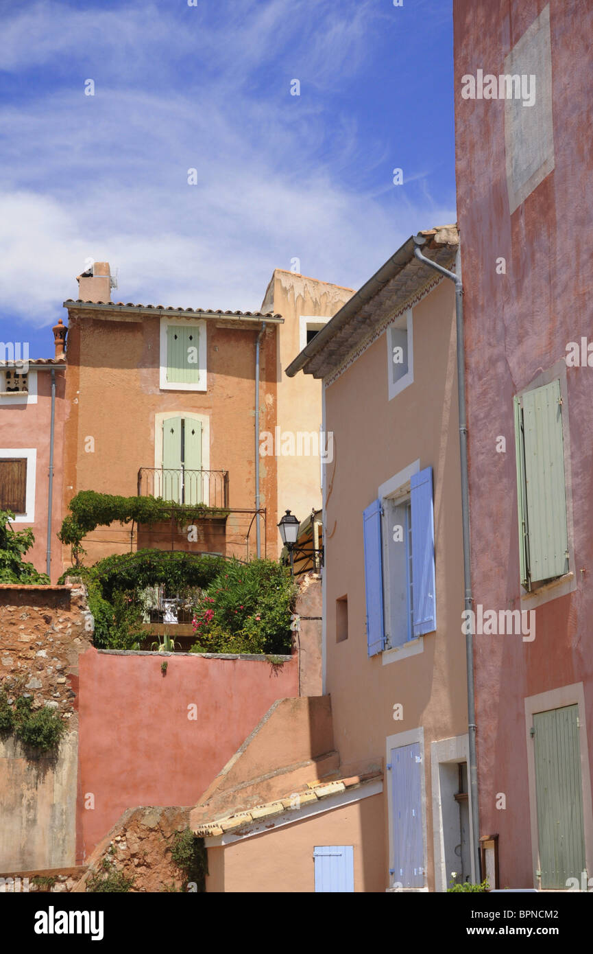 Ocker farbigen Häuser im Roussillon, Vaucluse, Provence, Frankreich, Europa Stockfoto