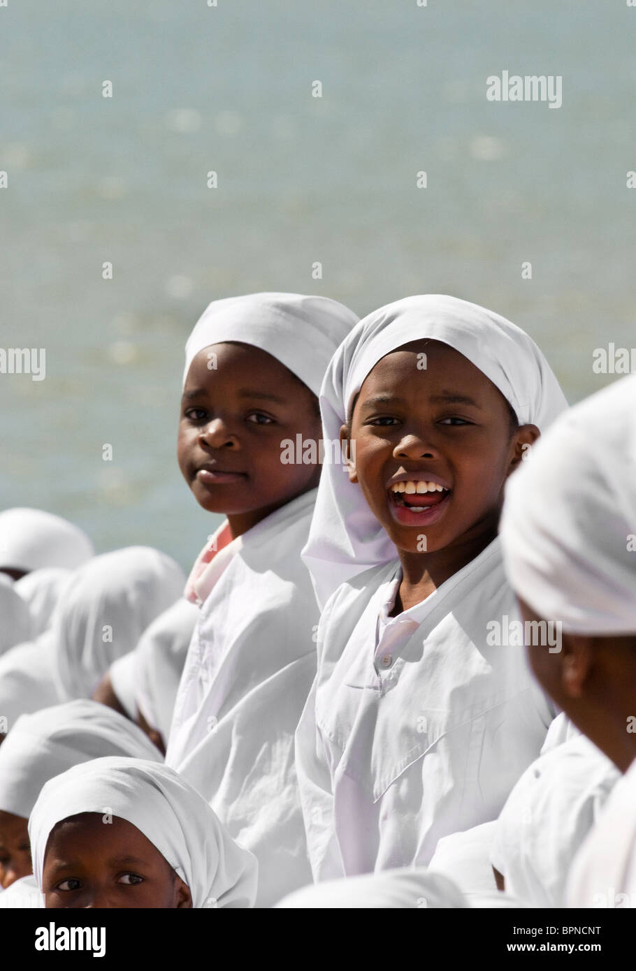 Junge weibliche Mitglieder der Kongregation der Apostel der Muchinjikwa Kirche. Stockfoto