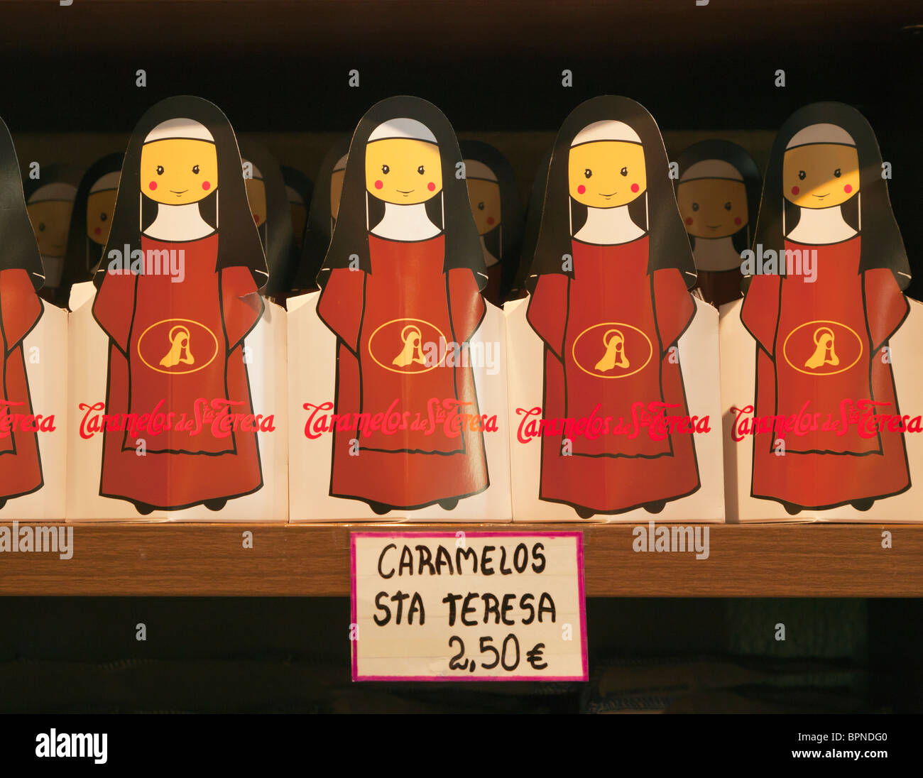 Avila, Provinz Ávila, Spanien. Pakete von Santa Teresa Karamellen. Stockfoto