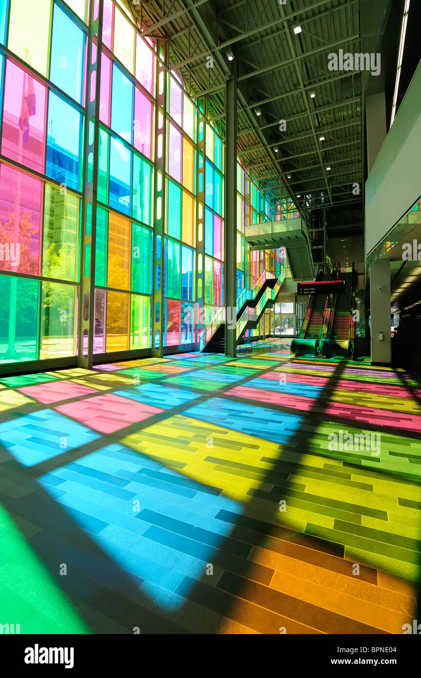 Multi farbige Glas Windows von The Montreal Convention Centre der Palais des Congres Stockfoto