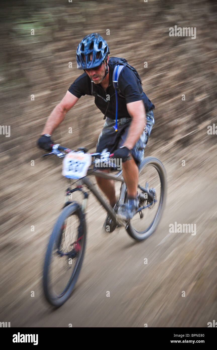 Mountainbike-Rennen in Irvine Lake in Südkalifornien. Stockfoto