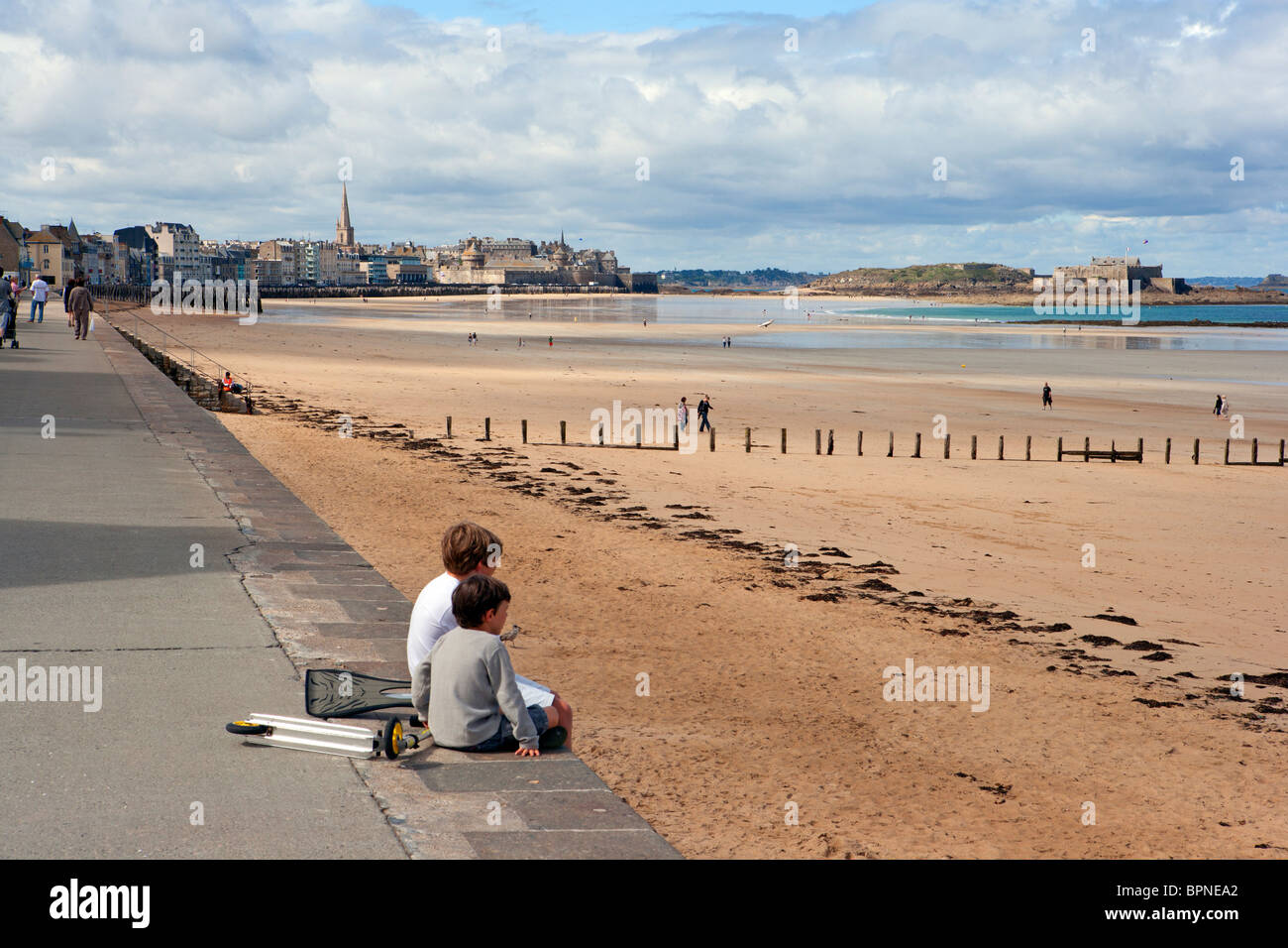 Saint-Malo, nationale Fort, La Digue und Strand Stockfoto