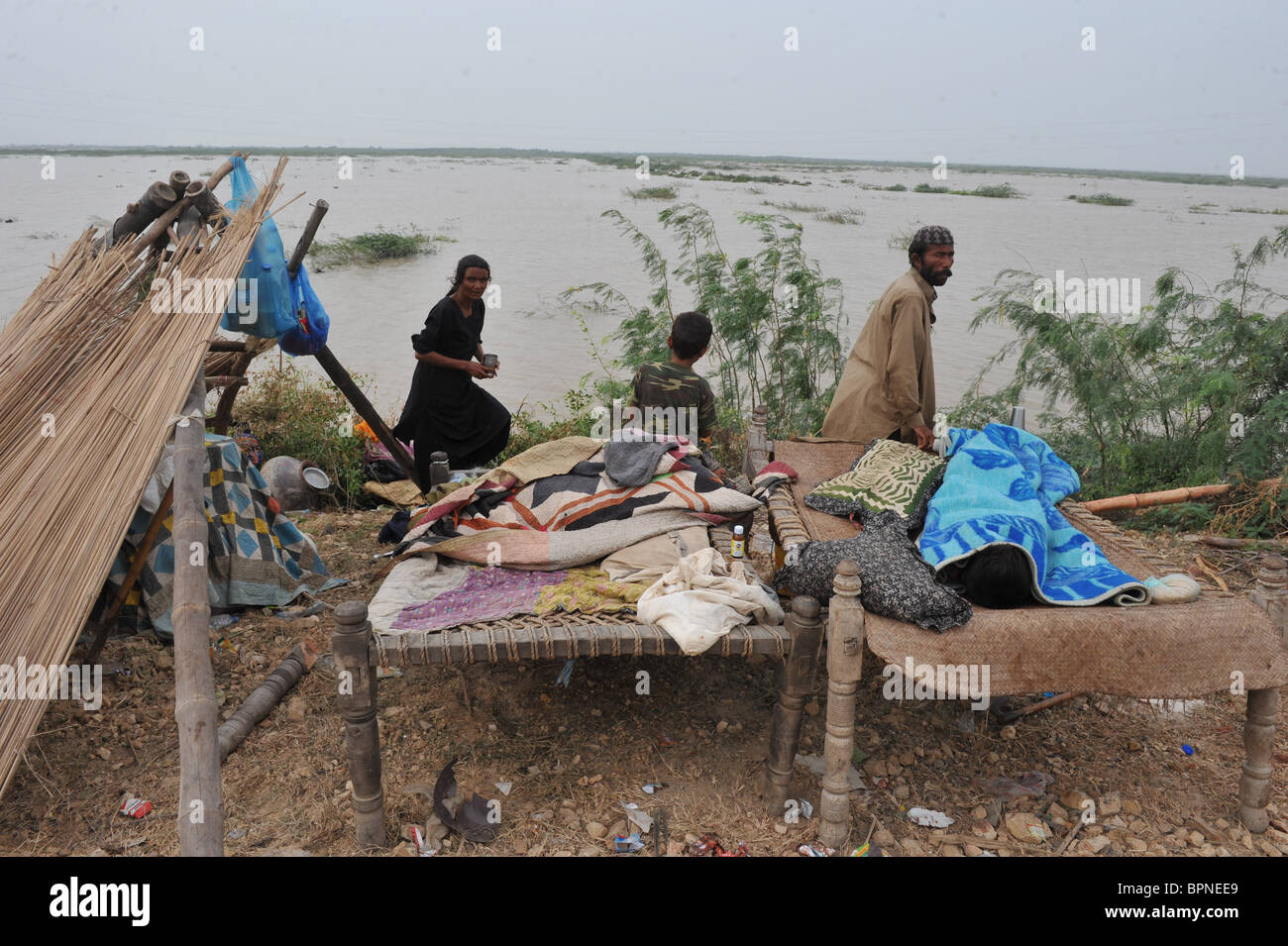 Flutopfer Leben auf die einzige trockene Gebiete in Sujawal, Provinz Sindh, Pakistan auf Mittwoch, 1. September 2010 Stockfoto