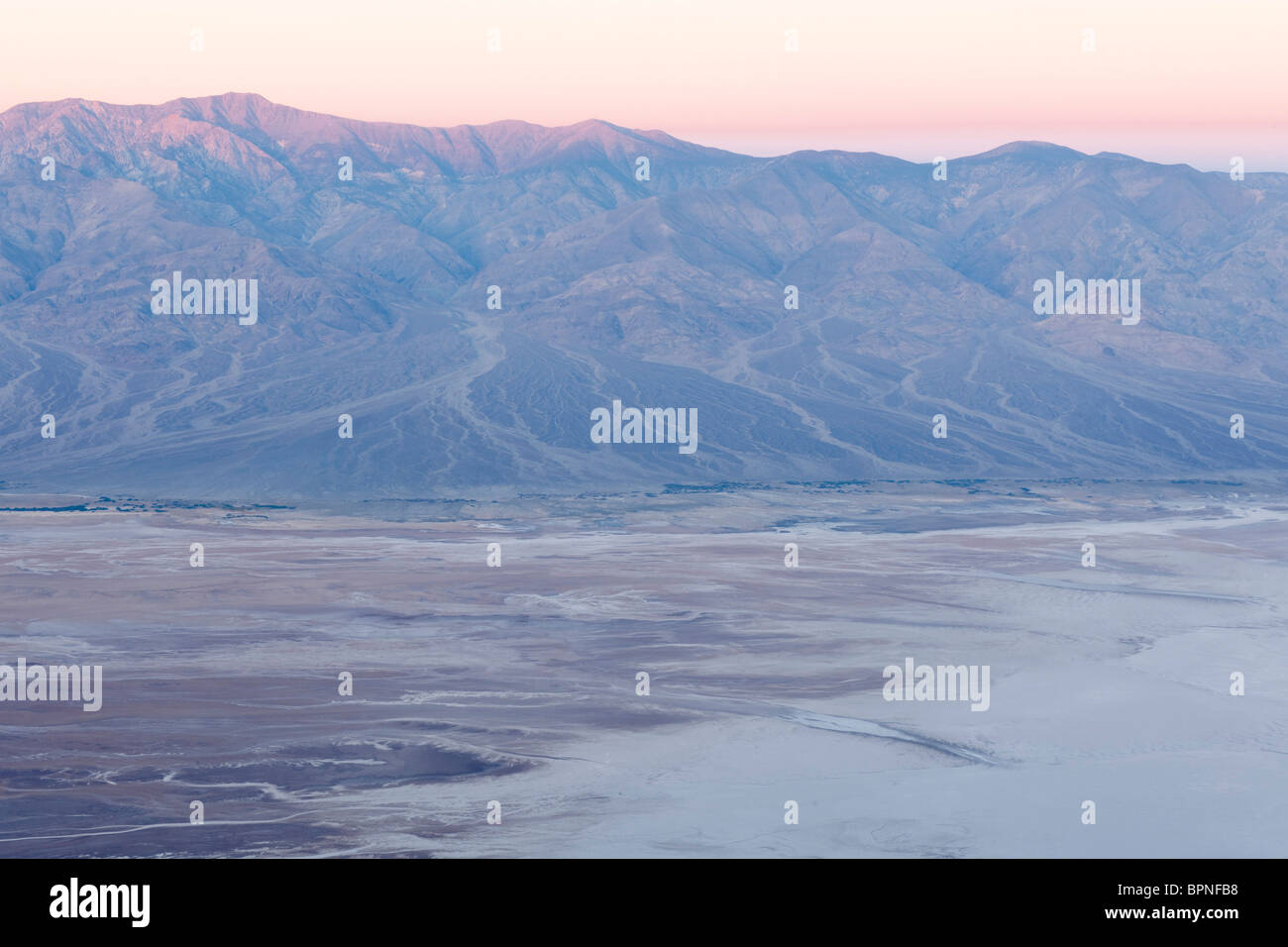 Dantes Blick auf die Salinen von Badwater, Death Valley Nationalpark, Kalifornien, USA Stockfoto