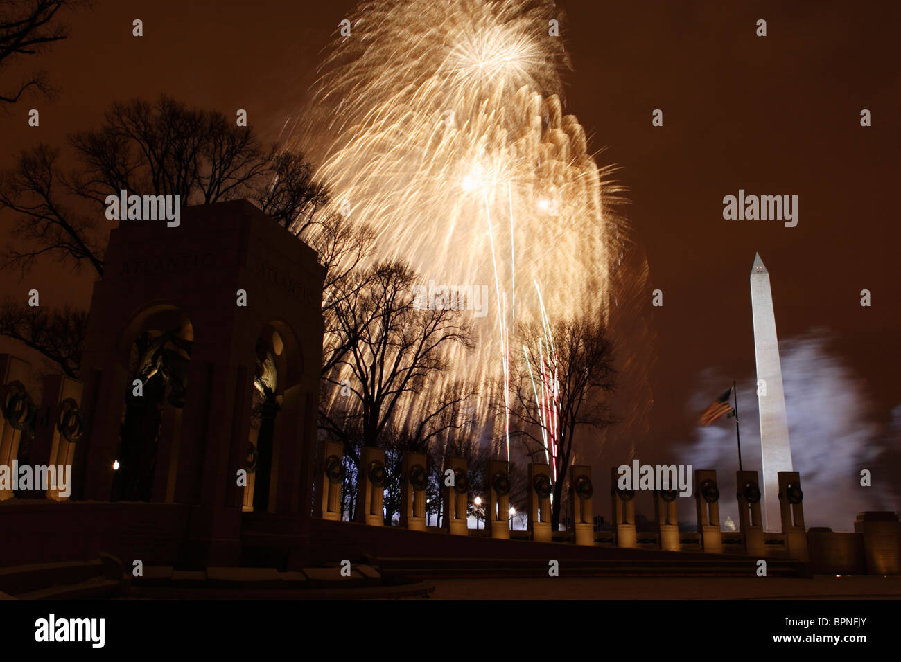 Feuerwerkskörper sind in der Nähe von World War II Memorial zum Gedenken an Bushs zweiten Amtseinführung als Präsident ins Leben gerufen. Stockfoto