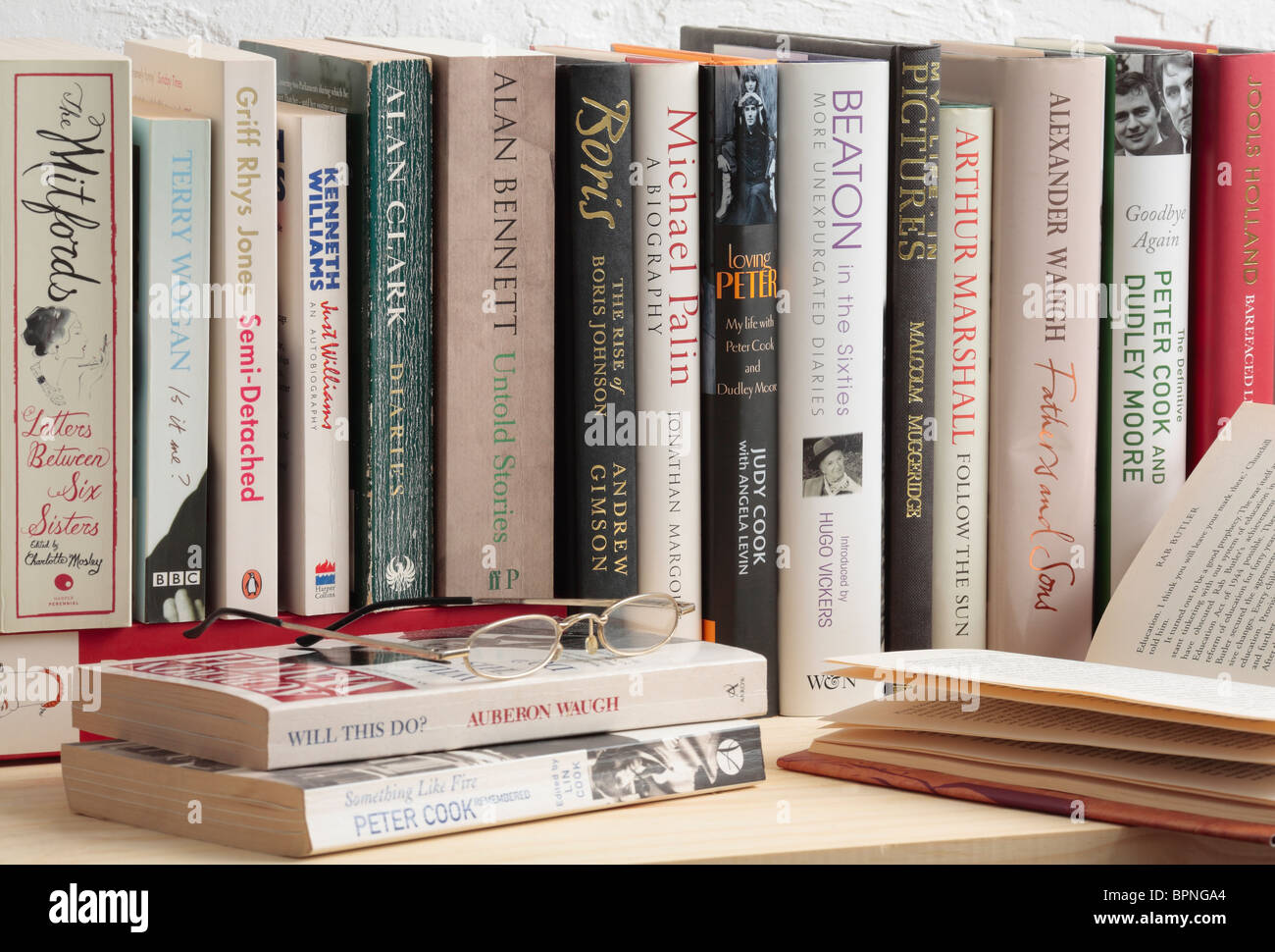 Bücherregal von Biographien, Tagebüchern und Briefen. Stockfoto