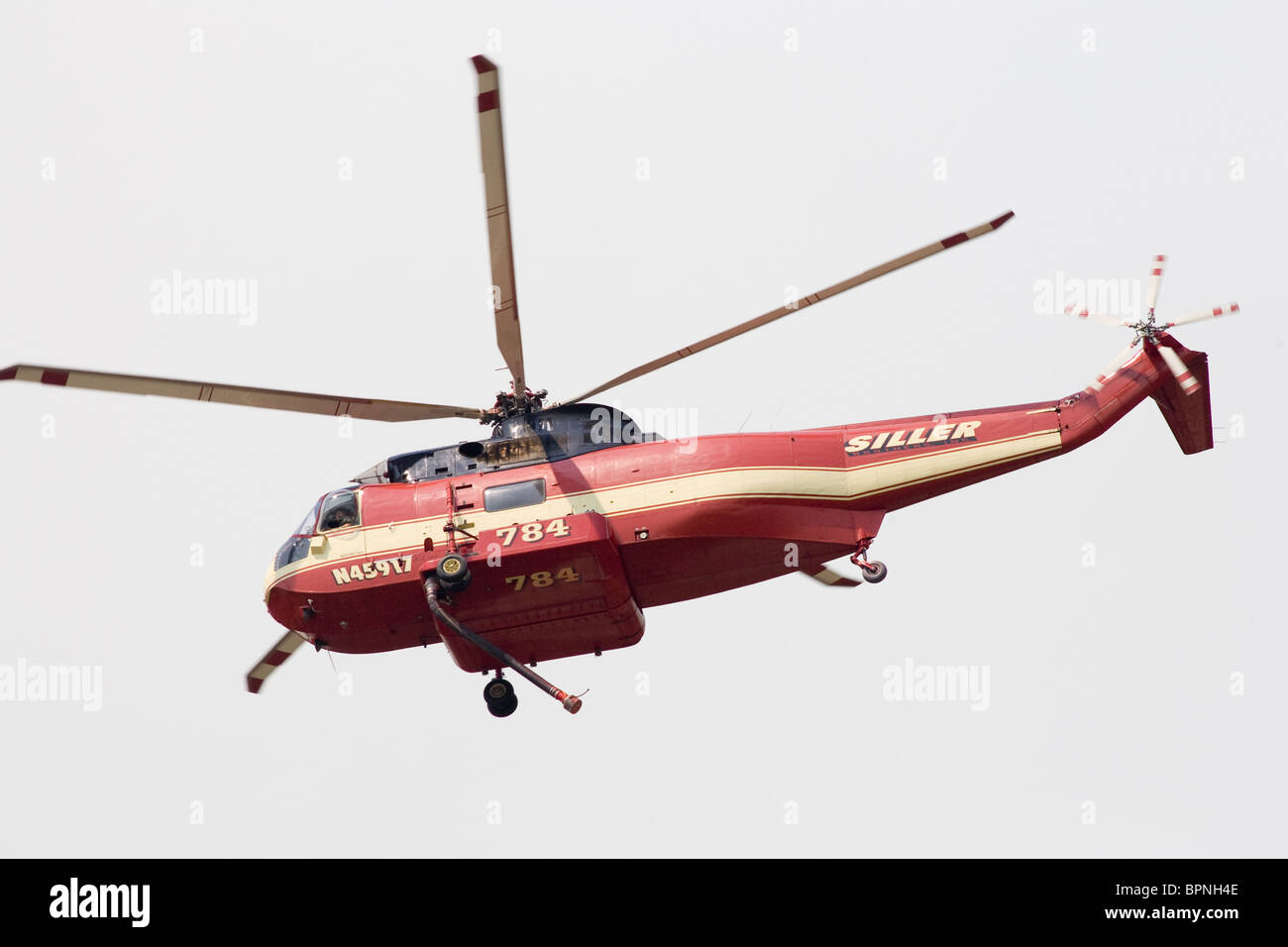 Wassertropfender Hubschrauber roter gelber Streifen Stockfoto