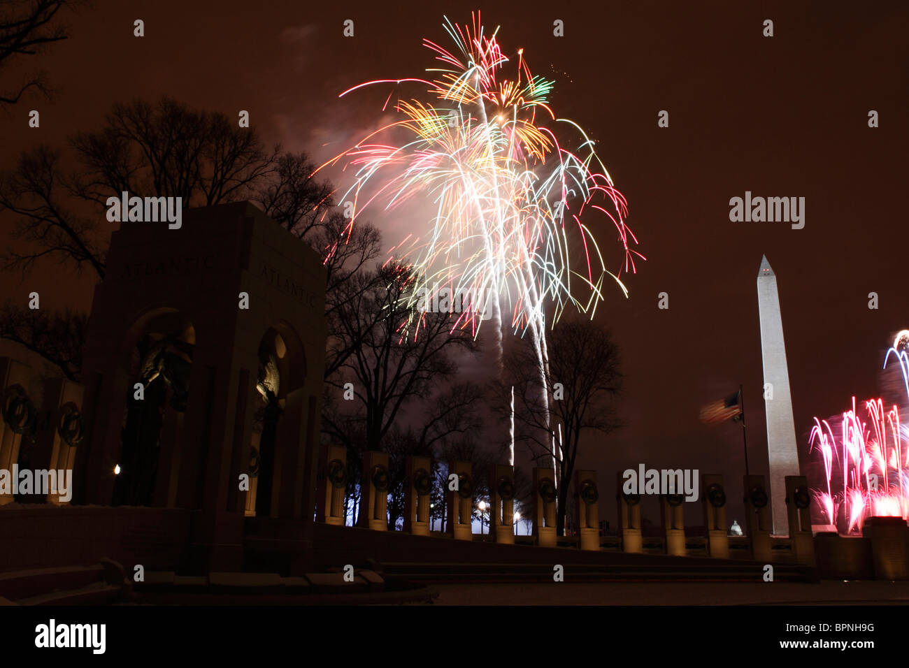 Feuerwerkskörper sind in der Nähe von World War II Memorial zum Gedenken an Bushs zweiten Amtseinführung als Präsident ins Leben gerufen. Stockfoto