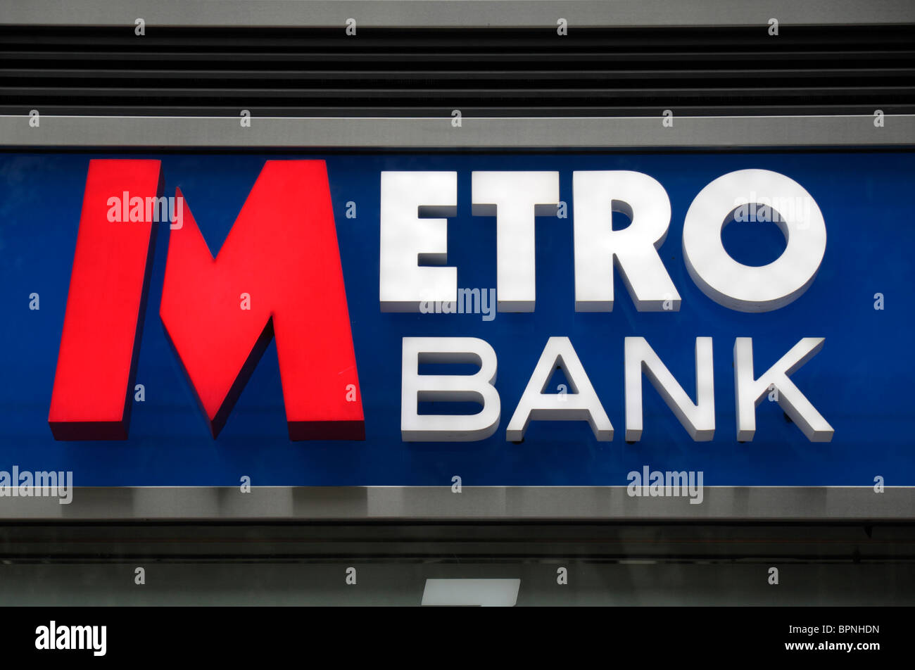 Logo der Metro Bank in der ersten UK-Niederlassung in High Holborn, London, UK. Stockfoto