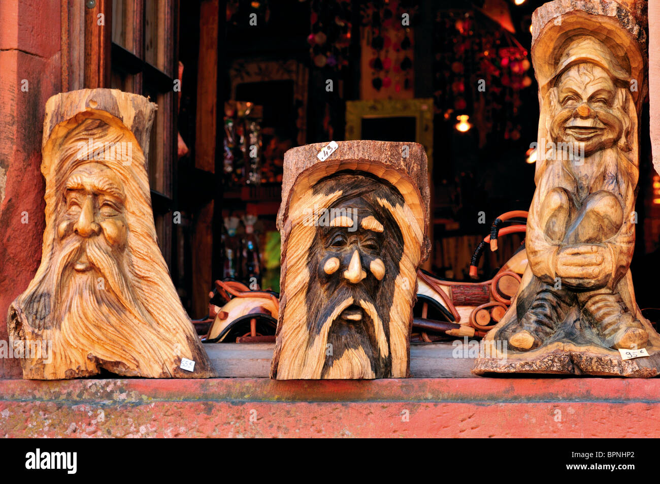 Frankreich: Geschnitzte Holzskulpturen im Handwerksladen in Collonges-la-Rouge Stockfoto