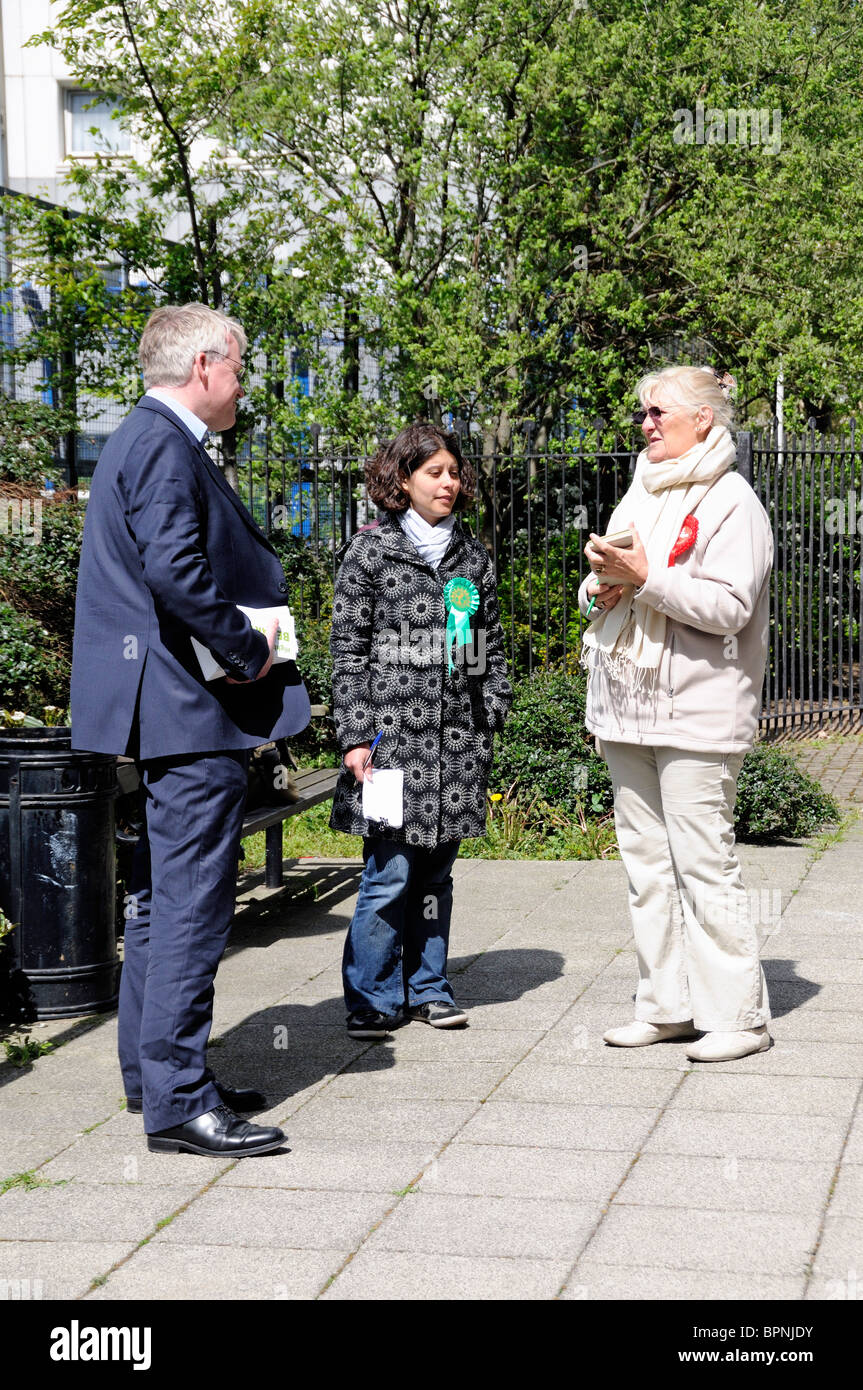Grün und Labour Party Erzähler außerhalb Wahllokal Holloway London England UK Stockfoto
