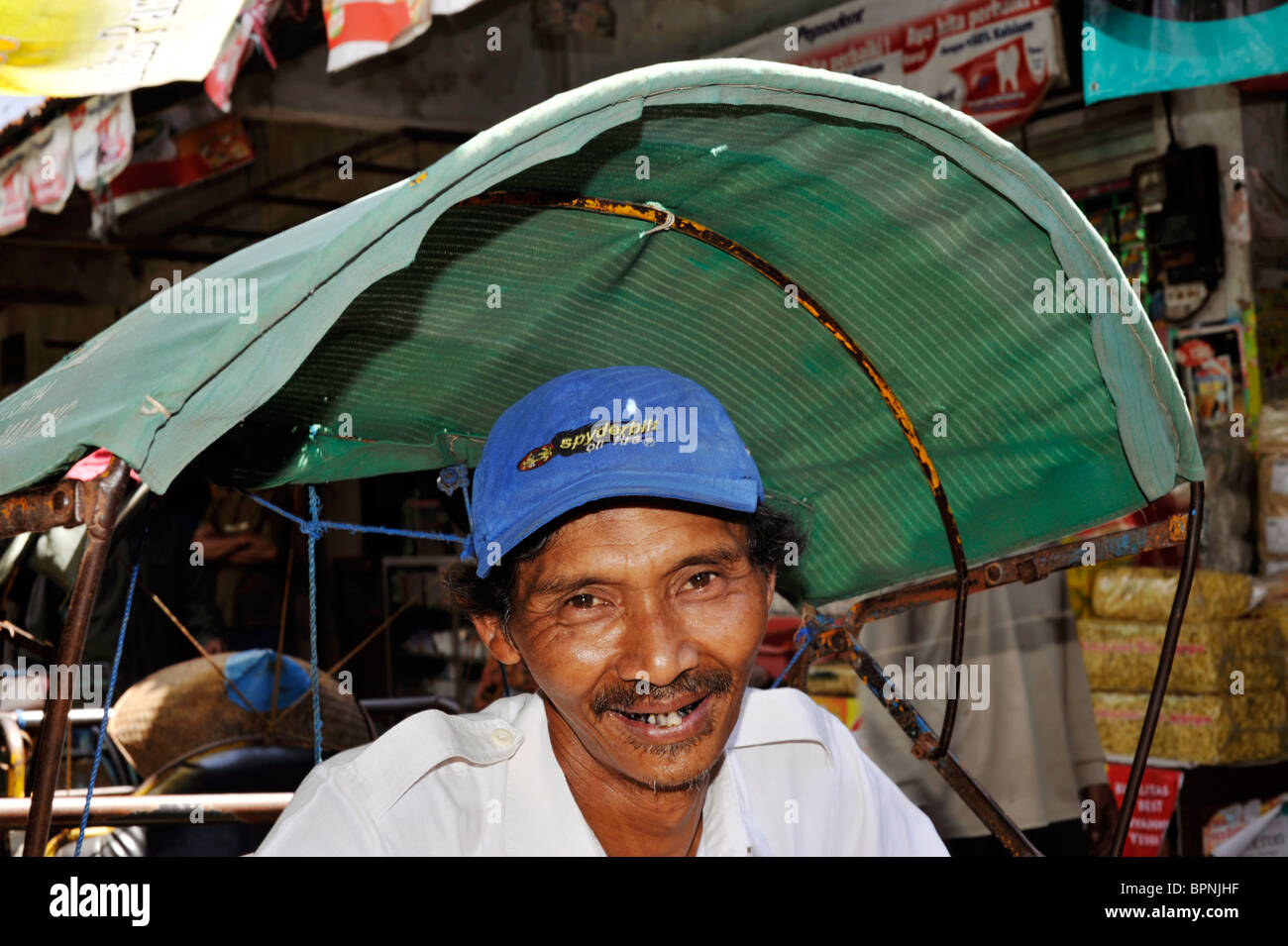 Becak Treiber für Kunden in Malang Markt java Indonesien warten Stockfoto