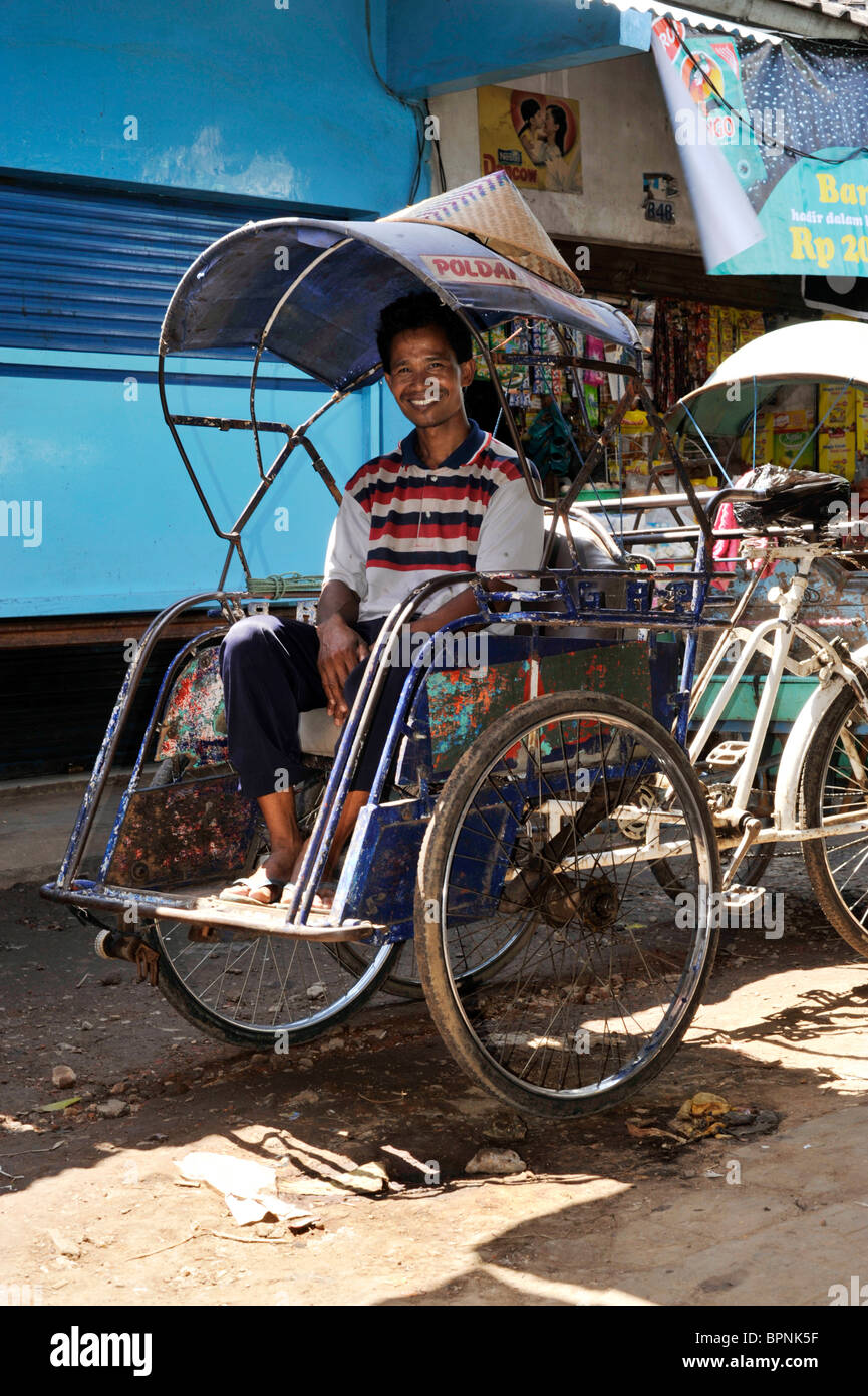 Becak Treiber für Kunden in Malang Markt java Indonesien warten Stockfoto