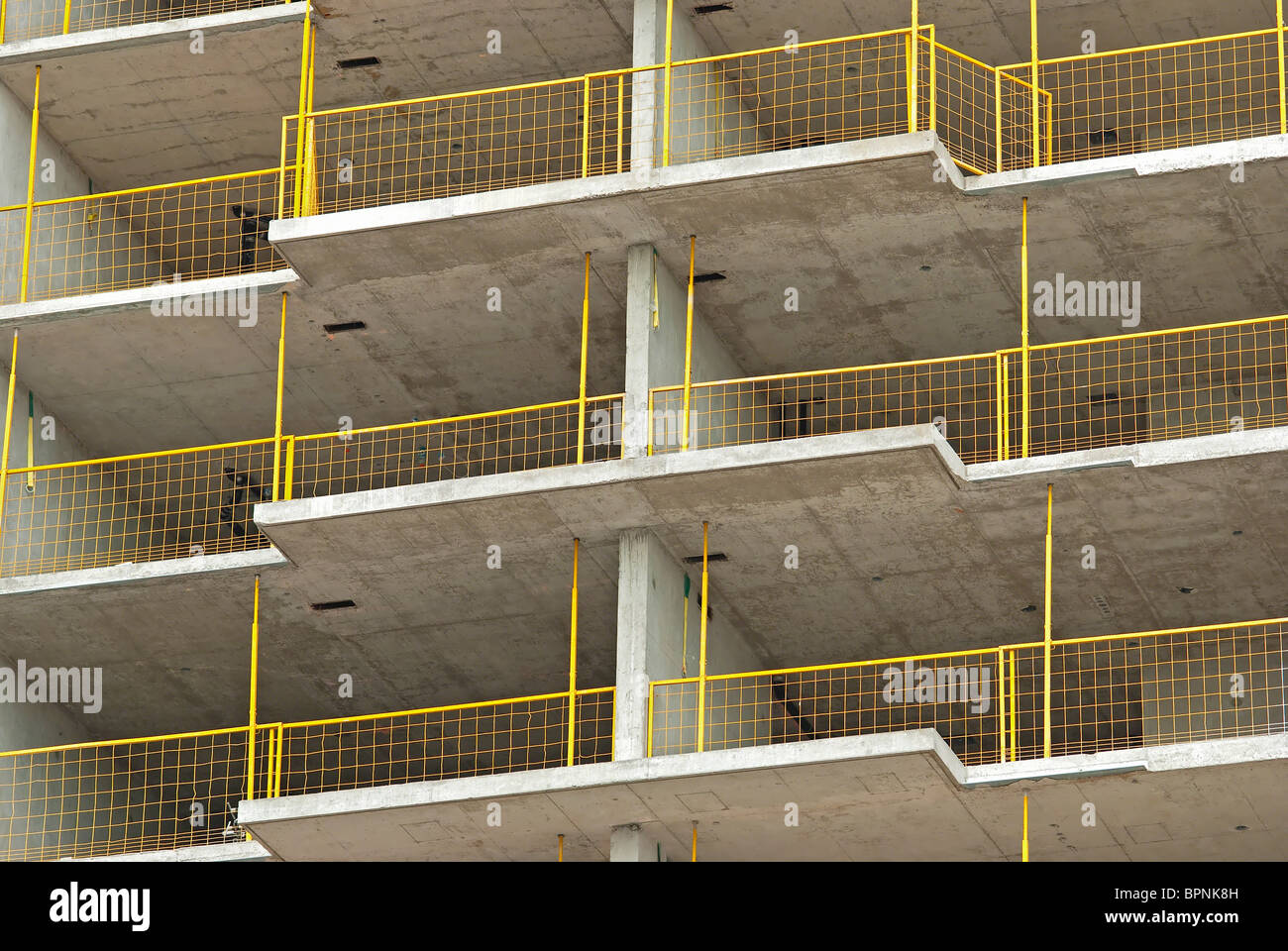 Bau eines Wohnhauses - eine Nahaufnahme von rohen Wohnungen. Stockfoto