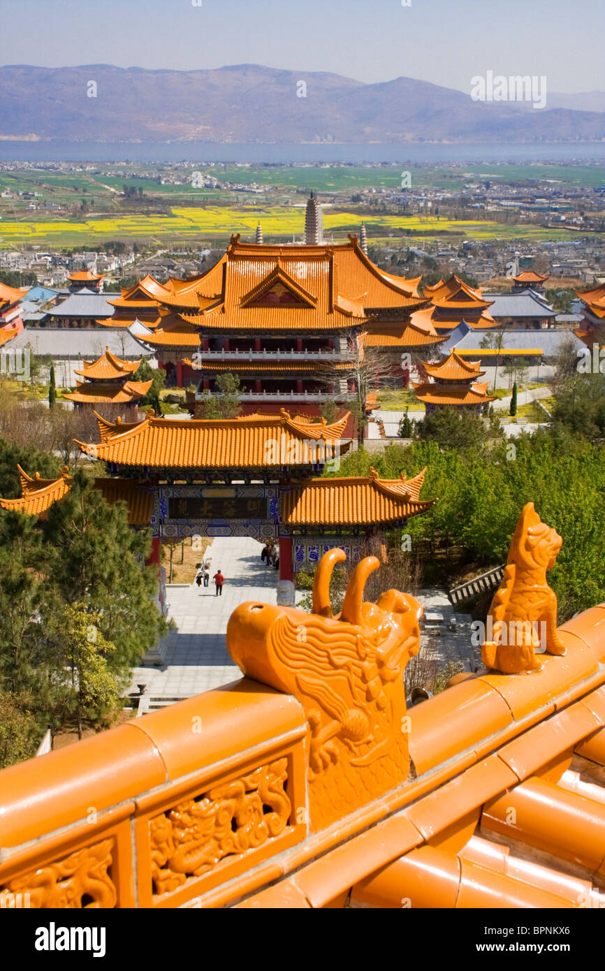 Auf der Dachterrasse-Blick auf die drei Pagoden aus Chongsheng Tempel Komplex Dali, Yunnan, China. Stockfoto