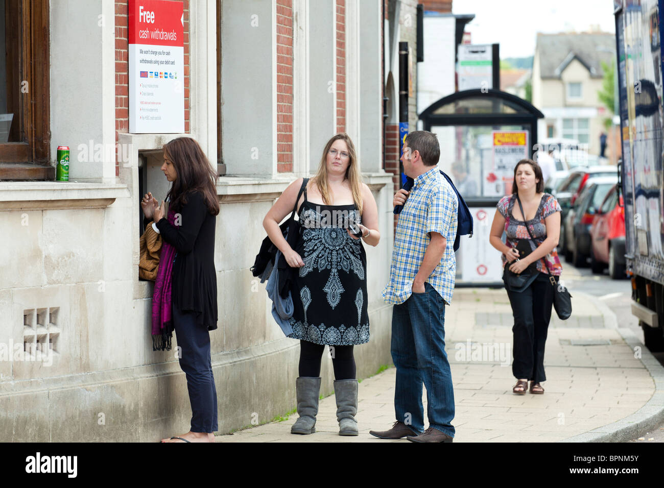 Schlange stehen und immer Geld aus Geldautomaten Loch in der Wand Geldmaschinen Stockfoto