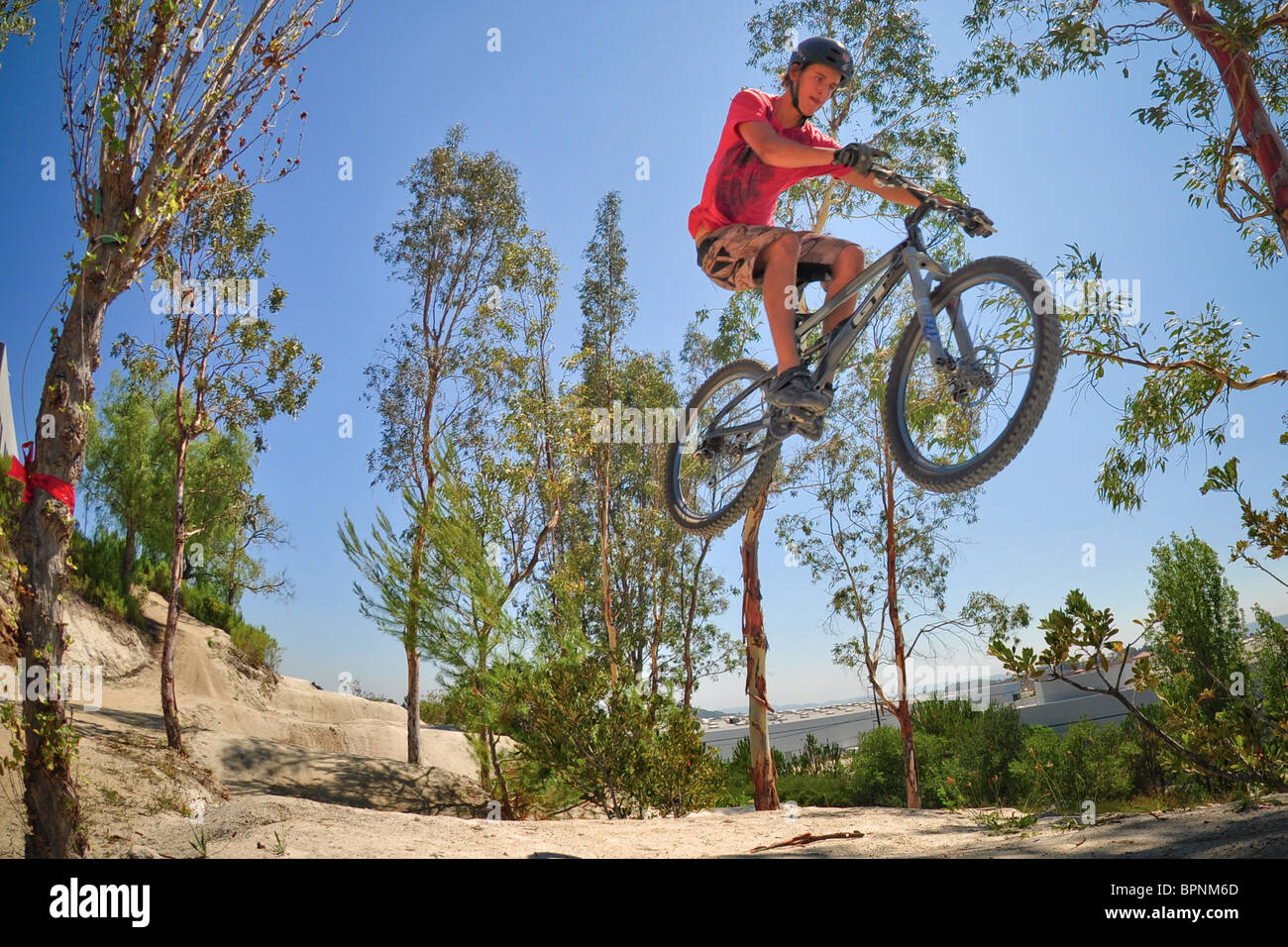 Reiten bmx und Mountainbikes auf dem Feldweg Sprung Oakley Stockfoto