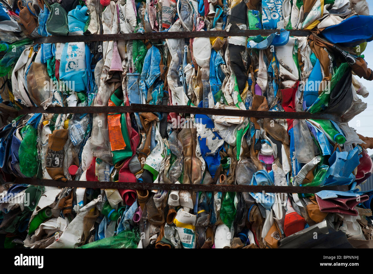 Mehrfarbige Plastikflaschen Ballen zum recycling an eine recycling-Anlage Stockfoto