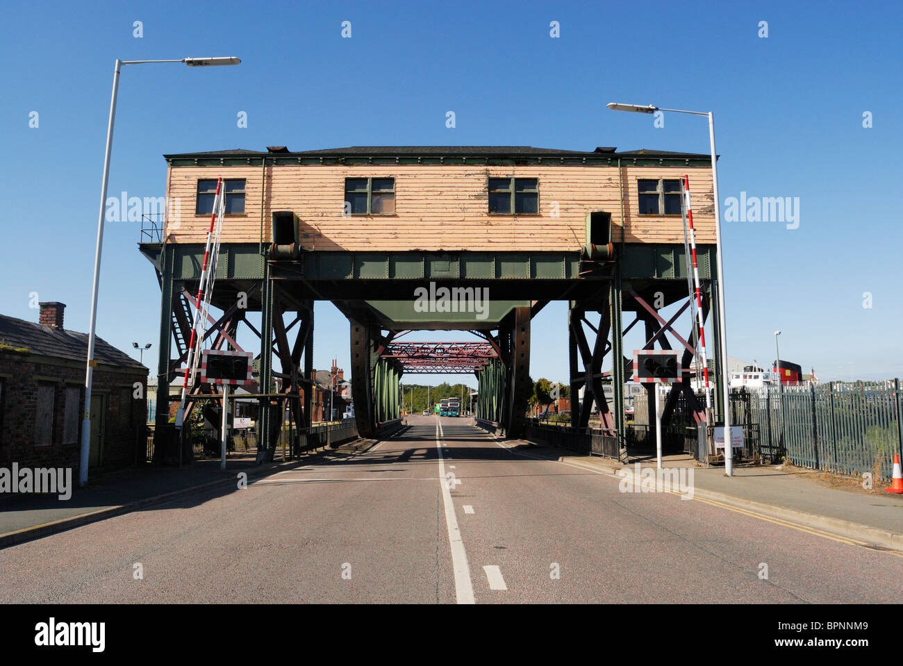 Rollende Lift Klappbrücke zwischen Ost und West schwebt. Birkenhead Docks. Stockfoto