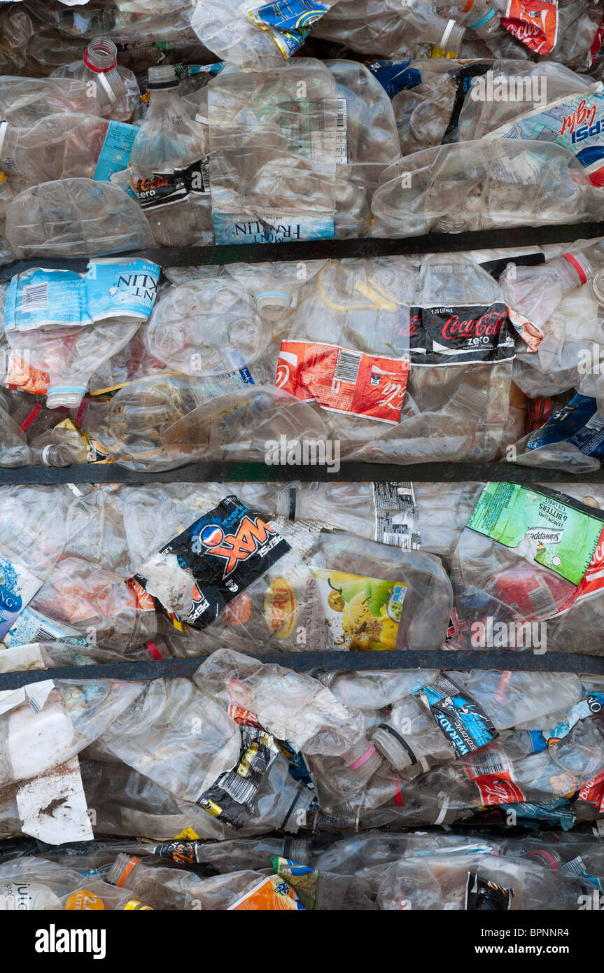 Ballen von klaren Kunststoff Limonadenflaschen zum recycling an eine recycling-Anlage Stockfoto