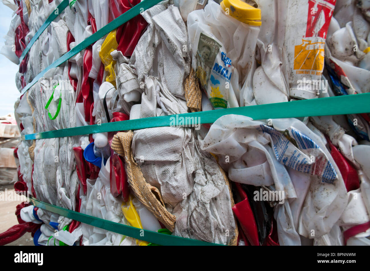 Ein Ballen von abgeflachten Kunststoff-Flaschen für das recycling in einer Recyclinganlage Stockfoto
