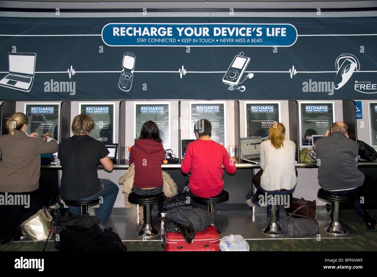 Elektronisches Gerät aufladen Station am Denver International Airport, Denver, Colorado, USA. Stockfoto