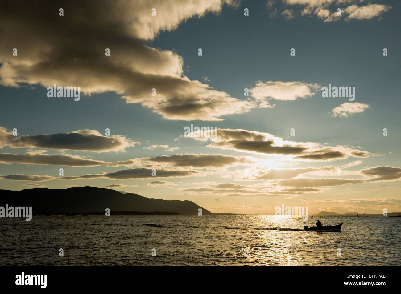 Reefnet Lachs Fischer auf Lummi Island, Washington, und von ihren Reefnet Gang vom Ufer in gehen arbeiten Skiffs. Stockfoto