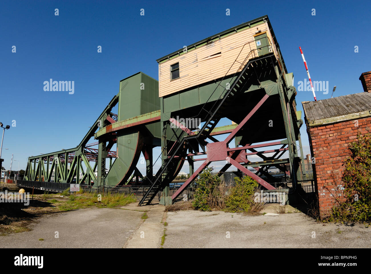 Rollende Lift Klappbrücke zwischen Ost und West schwebt. Birkenhead Docks. Stockfoto