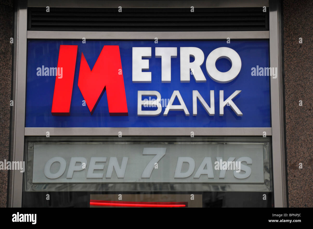 Logo der Metro Bank in der ersten UK-Niederlassung in High Holborn, London, UK. Stockfoto