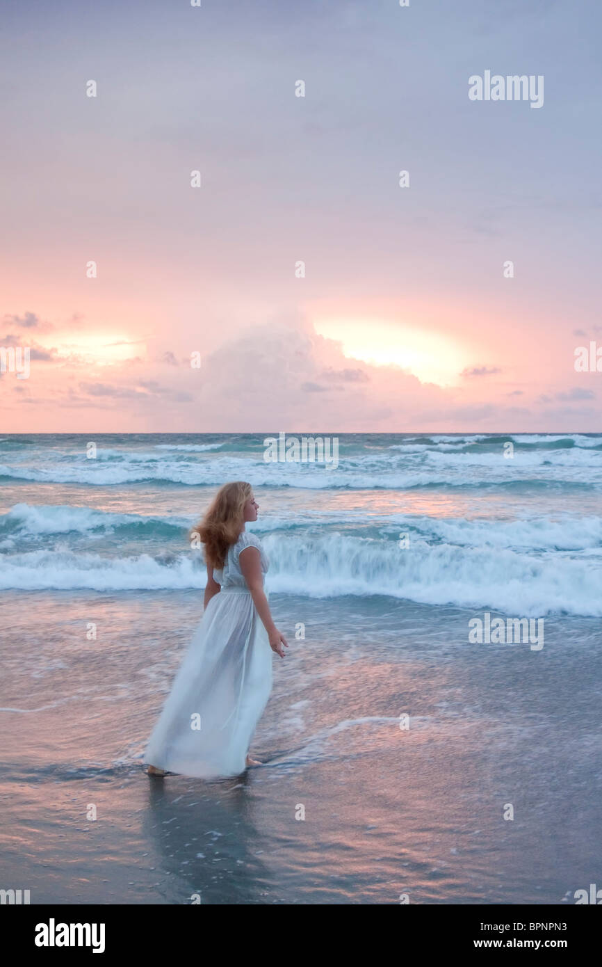 Frau im Kleid stehen am Meer Stockfoto