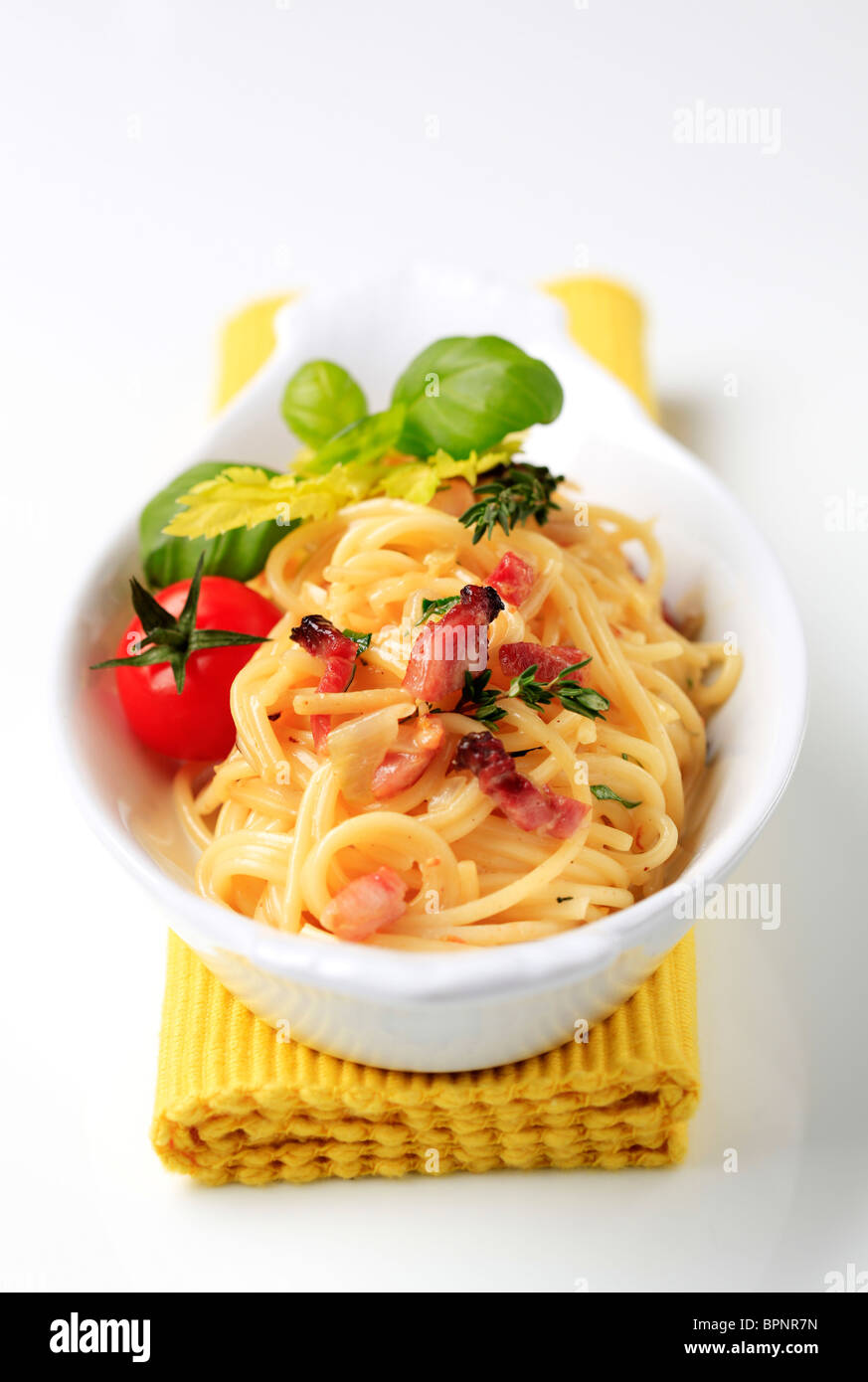Spaghetti mit Speck und Zwiebeln Stockfoto